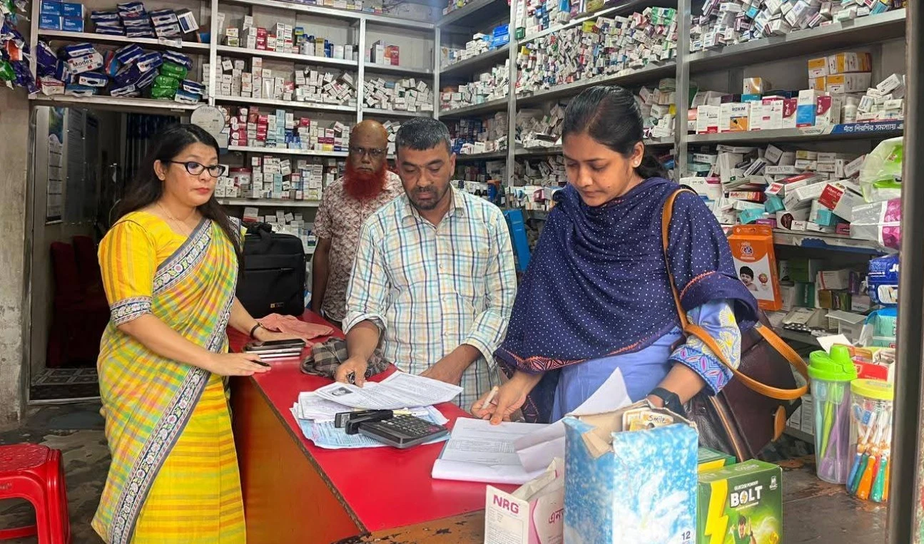 কুমিল্লায় মোবাইল কোর্টের অভিযান, ৫ ফার্মেসিকে জরিমানা